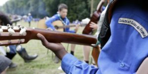 Chef scout qui joue de la guitare